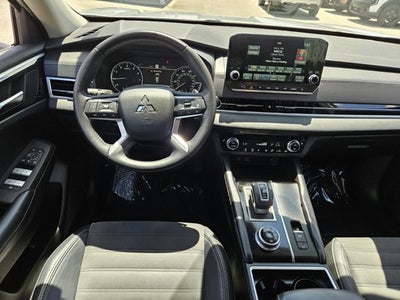 2023 Mitsubishi Outlander SE