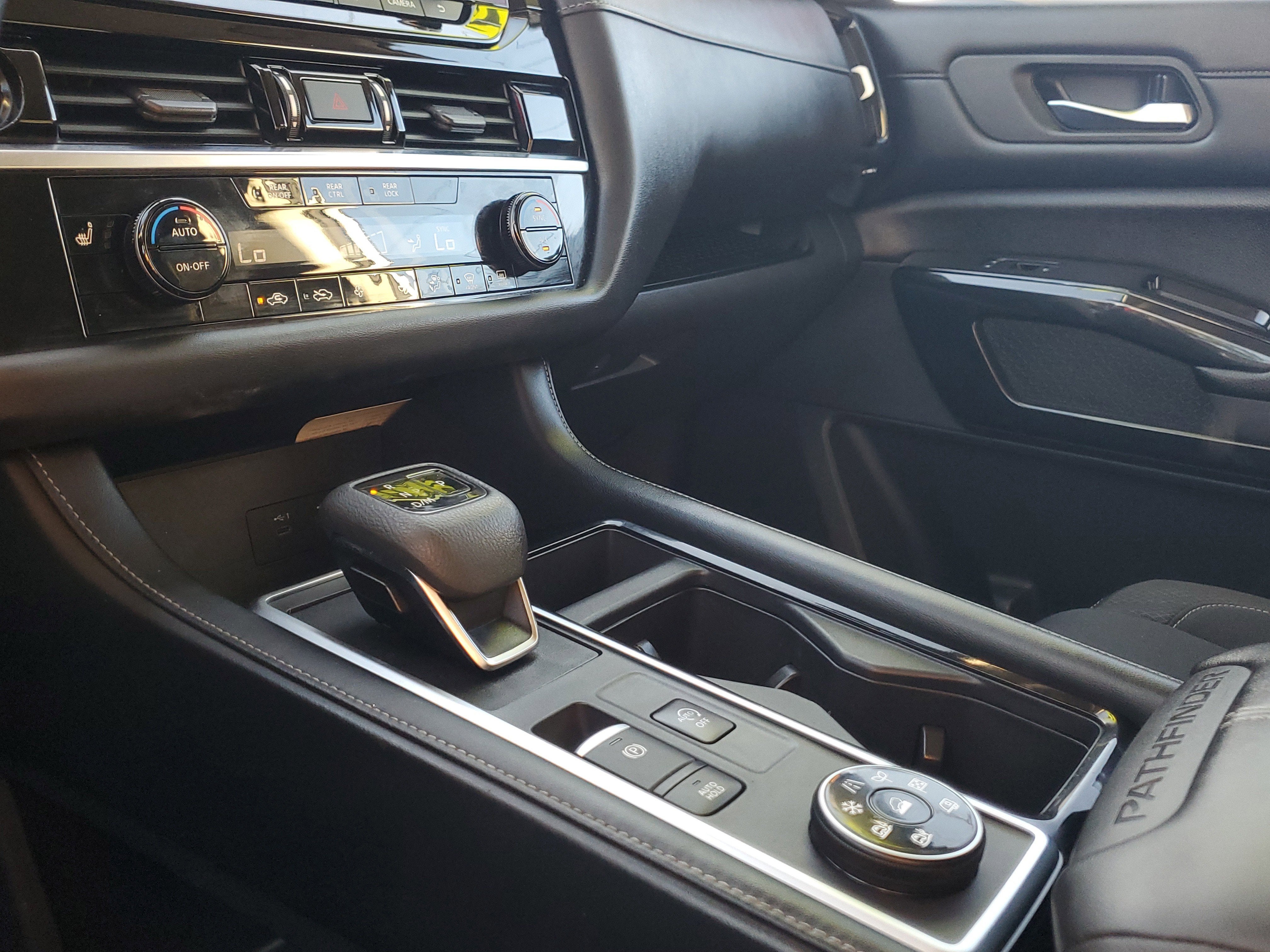 2022 Nissan Pathfinder SV