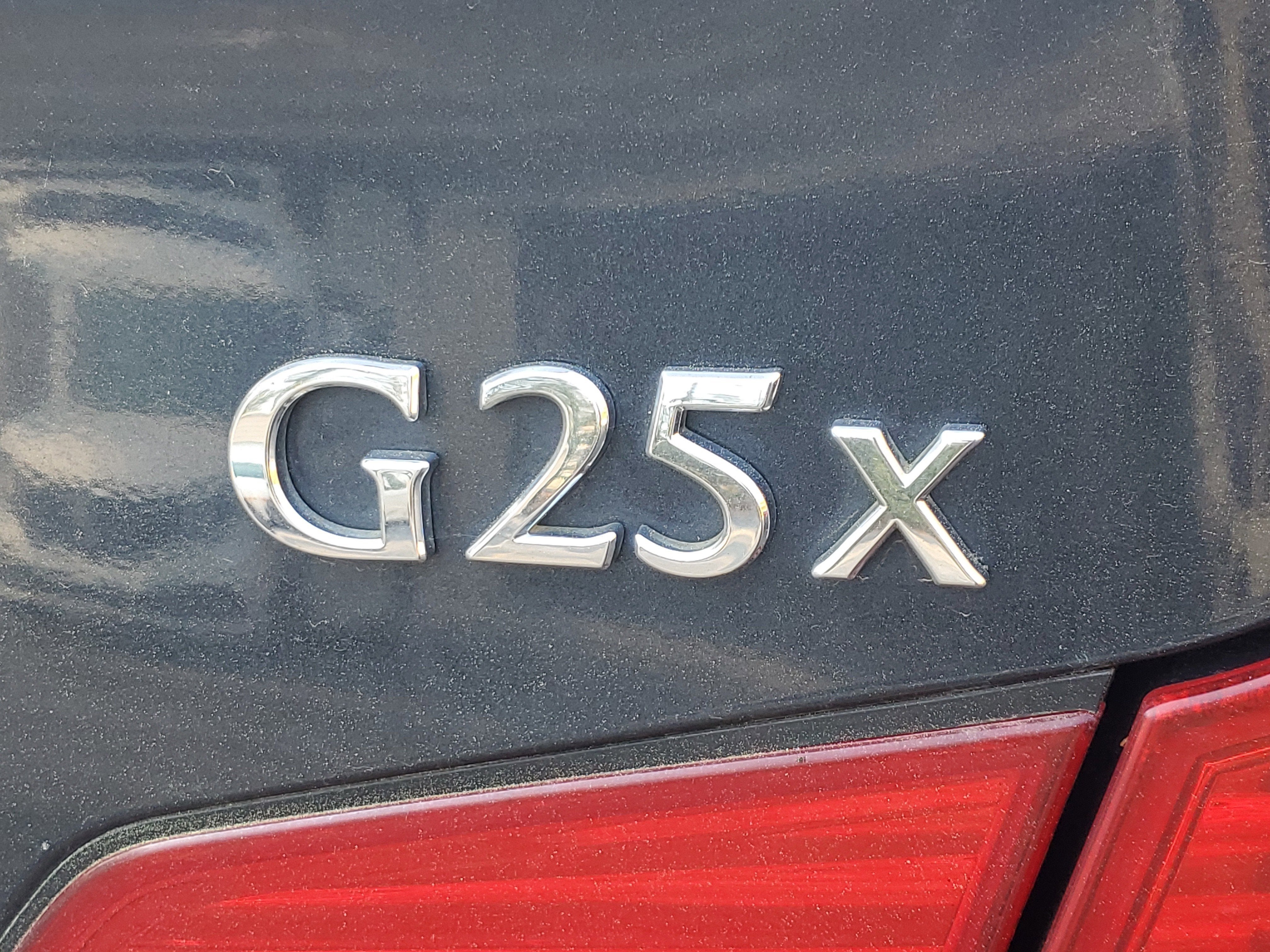 2011 INFINITI G25 Sedan x