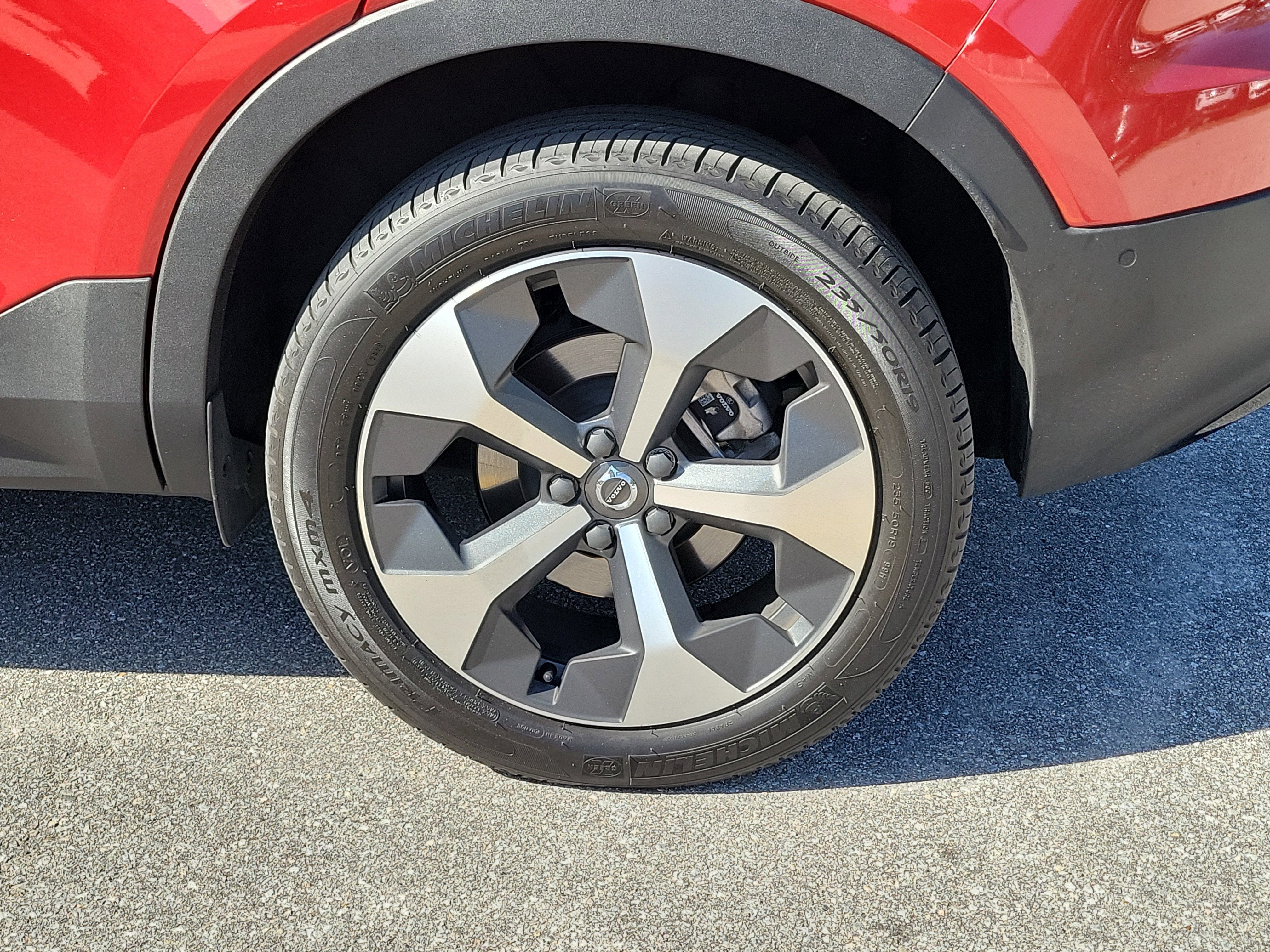 2023 Volvo XC40 Plus Dark Theme