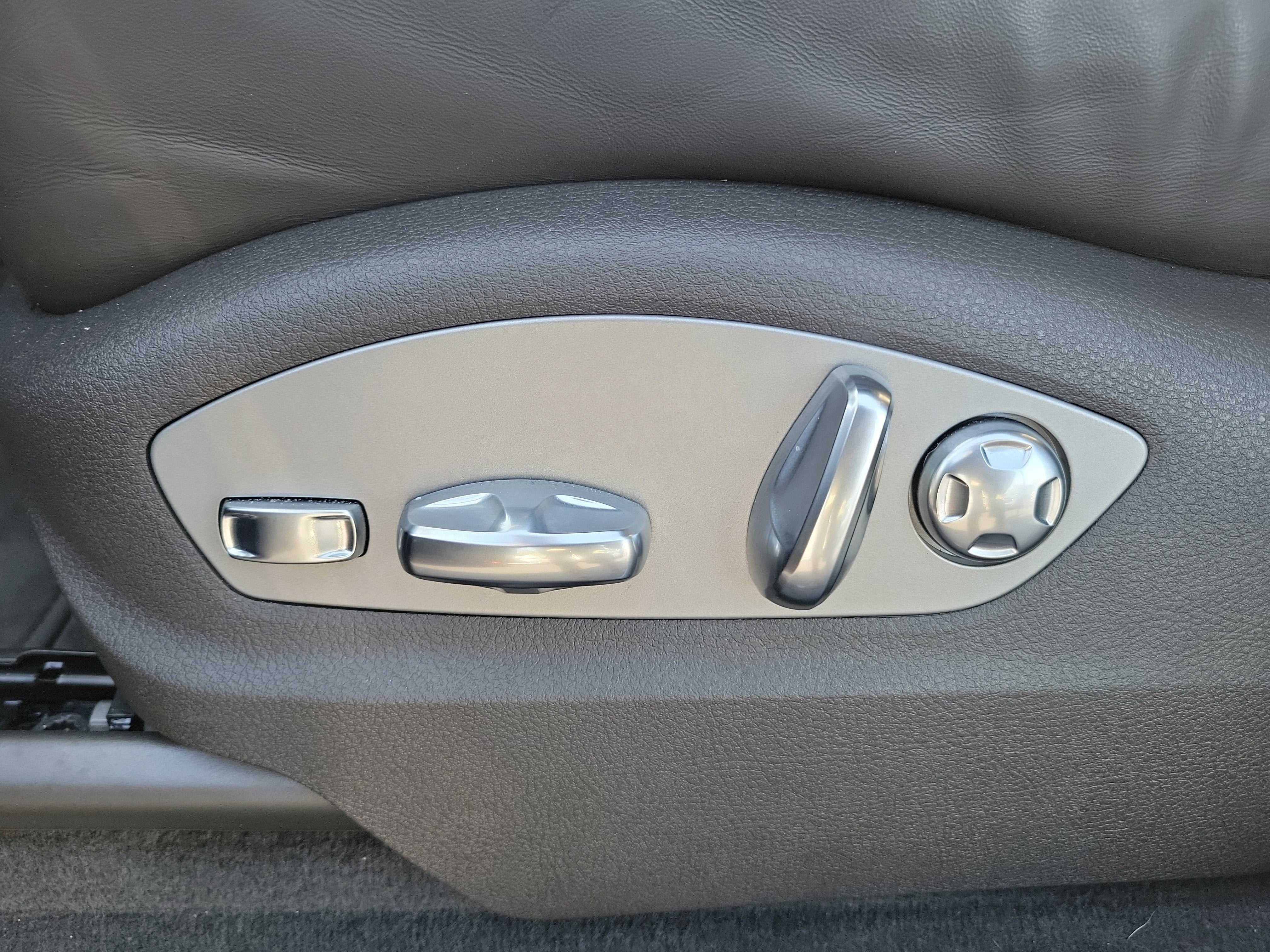 2025 Porsche Macan T