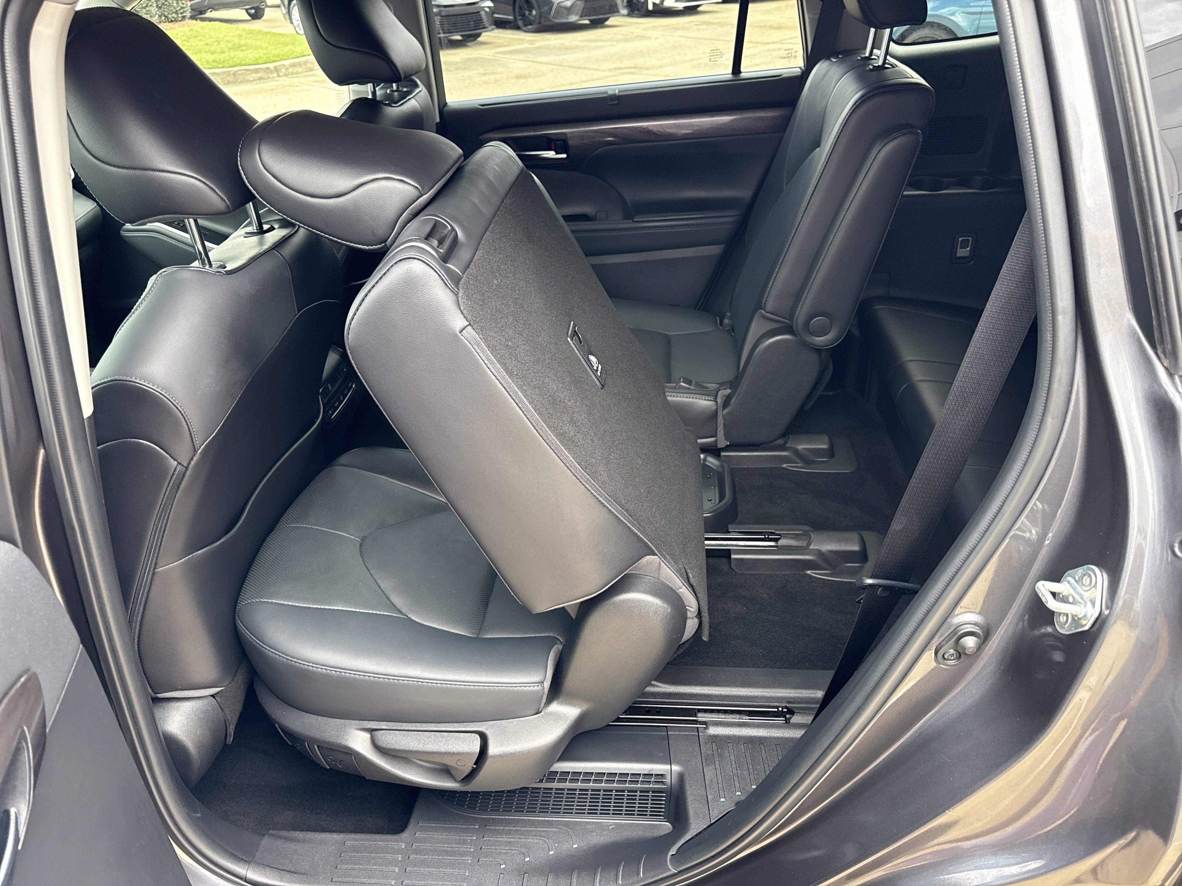 2022 Toyota Highlander Hybrid Platinum